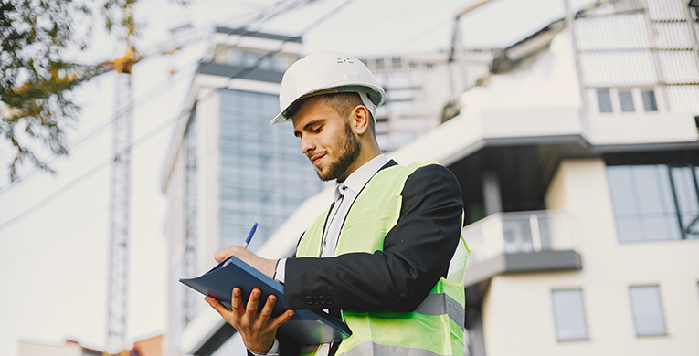 Chef de chantier consultant le PPSPS sur un chantier de construction BTP